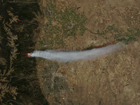 satellite image of smoke plume from fire east of boulder colorado