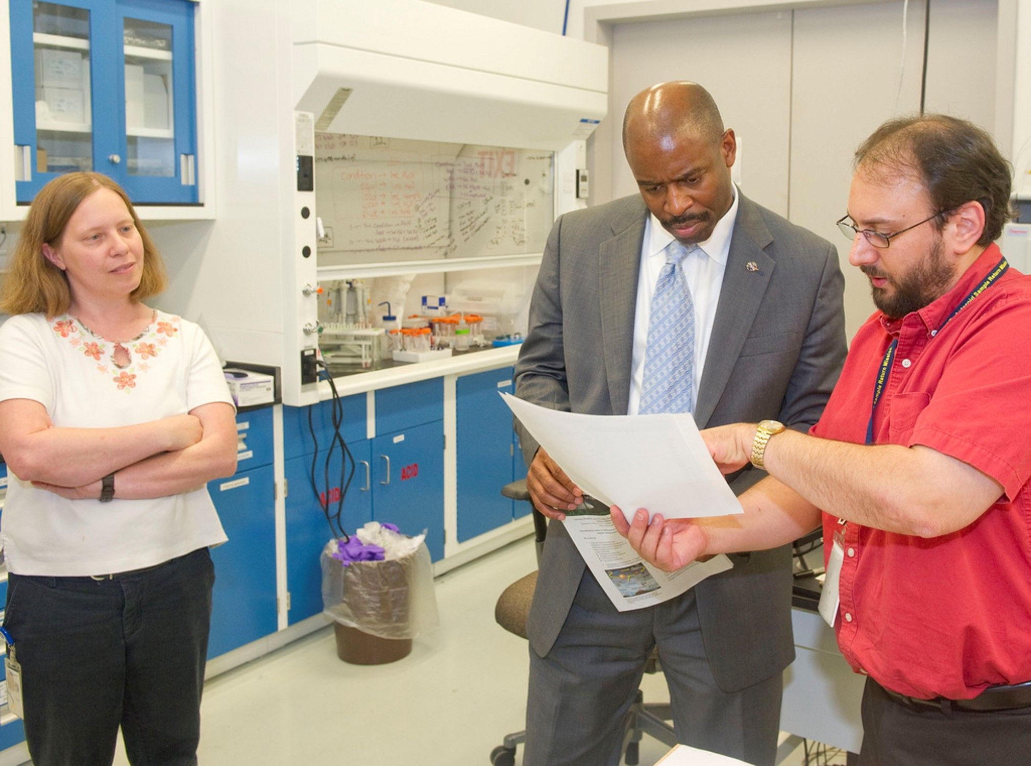 Leland Melvin talking with the Astrobiology Analytical Laboratory scientists.