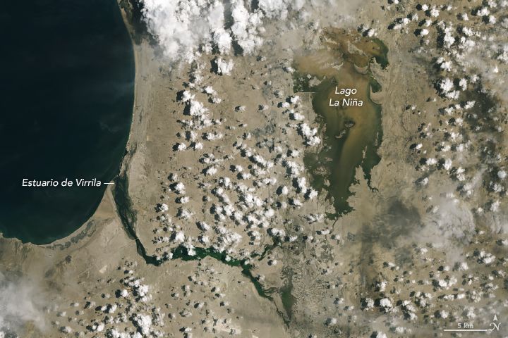 Landsat 9 satellite image of Lago La Niña, an ephemeral lagoon that fills when rains are unusually heavy and the nearby Piura and La Leche rivers flood.