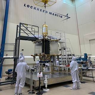 Engineers install Lucy’s oxygen propellant tank into the spacecraft structure in a high-bay clean room at Lockheed Martin.